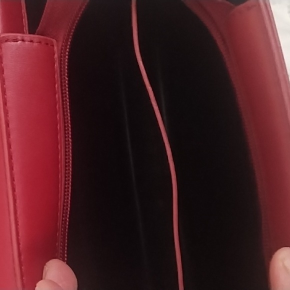 Luxurious Red Quilted Shoulder Bag - Picture 2 of 5